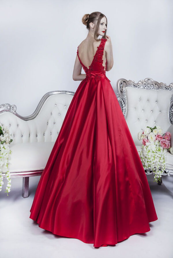 Velmi luxsní plesové šaty pro krásnou maturantku Plesové šaty s elegantním dekoltem