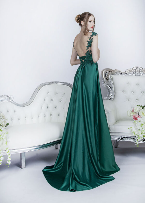 Elegantní společenské šaty s lehkou vlečkou Společenské šaty a nahé záda