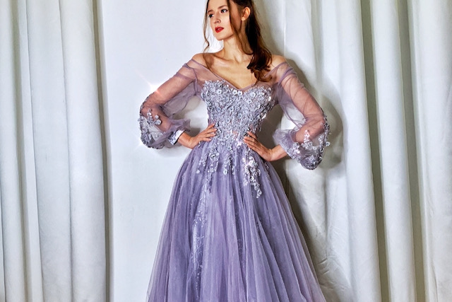 Elegantní společenské šaty s rukávy z tylu